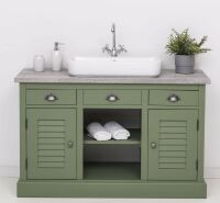 grüner Waschtisch im Landhausstil - Landhaus-Waschbeckenschrank in olivegrün mit Eiche-Platte