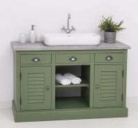 grüner Waschtisch im Landhausstil - Landhaus-Waschbeckenschrank in olivegrün mit Eiche-Platte