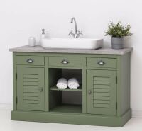 grüner Waschtisch im Landhausstil - Landhaus-Waschbeckenschrank in olivegrün mit Eiche-Platte