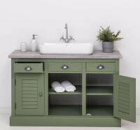 grüner Waschtisch im Landhausstil - Landhaus-Waschbeckenschrank in olivegrün mit Eiche-Platte