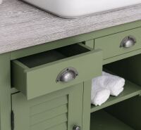 grüner Waschtisch im Landhausstil - Landhaus-Waschbeckenschrank in olivegrün mit Eiche-Platte