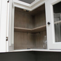 Landhaus Hänge-Eckschrank Glastüren weiß-graubraun