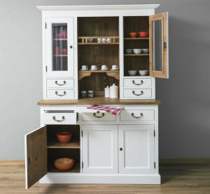 Weißer Buffetschrank im Landhausstil mit dimmbarer LED-Beleuchtung