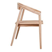 nachhaltiger Outdoorstuhl im Japandi-Stil aus recyceltem Teakholz