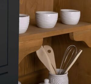 schwarzer Buffetschrank - Küchenschrank im Landhausstil mit dimmbarer Beleuchtung