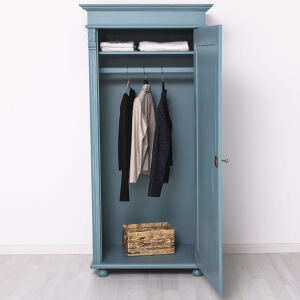 schmaler Landhaus-Schrank- türkisblauer Kleiderschrank im Antik-Look