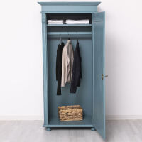 schmaler Landhaus-Schrank- türkisblauer Kleiderschrank im Antik-Look