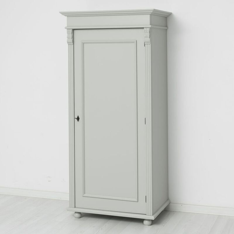 Lichgrauer Garderobenschrank - schmaler Landhausschrank