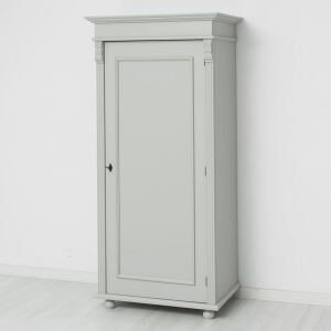 Lichgrauer Garderobenschrank - schmaler Landhausschrank