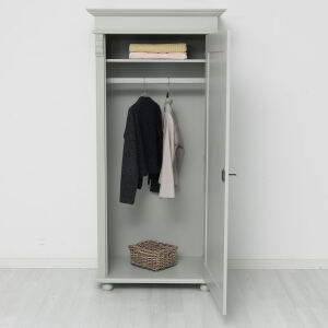 Lichgrauer Garderobenschrank - schmaler Landhausschrank