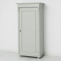 Lichgrauer Garderobenschrank - schmaler Landhausschrank