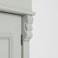 Lichgrauer Garderobenschrank - schmaler Landhausschrank