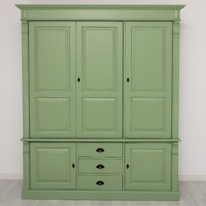 Großer Schrank im Landhausstil- Kleiderschrank blassgrün Antik-Look
