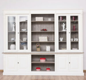 Landhaus Wohnwand mit Vintrinen shabby chic / antik look