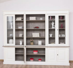 Landhaus Wohnwand mit Vintrinen shabby chic / antik look