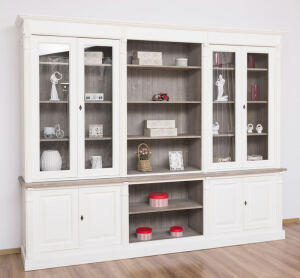 Landhaus Wohnwand mit Vintrinen shabby chic / antik look