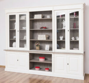 Landhaus Wohnwand mit Vintrinen shabby chic / antik look