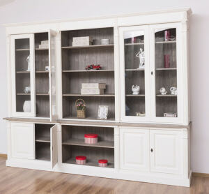 Landhaus Wohnwand mit Vintrinen shabby chic / antik look