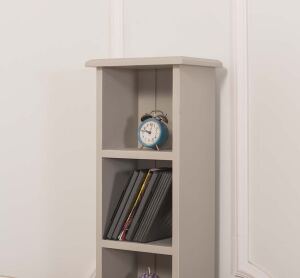 Hohes CD Regal im Landhausstil lackiert