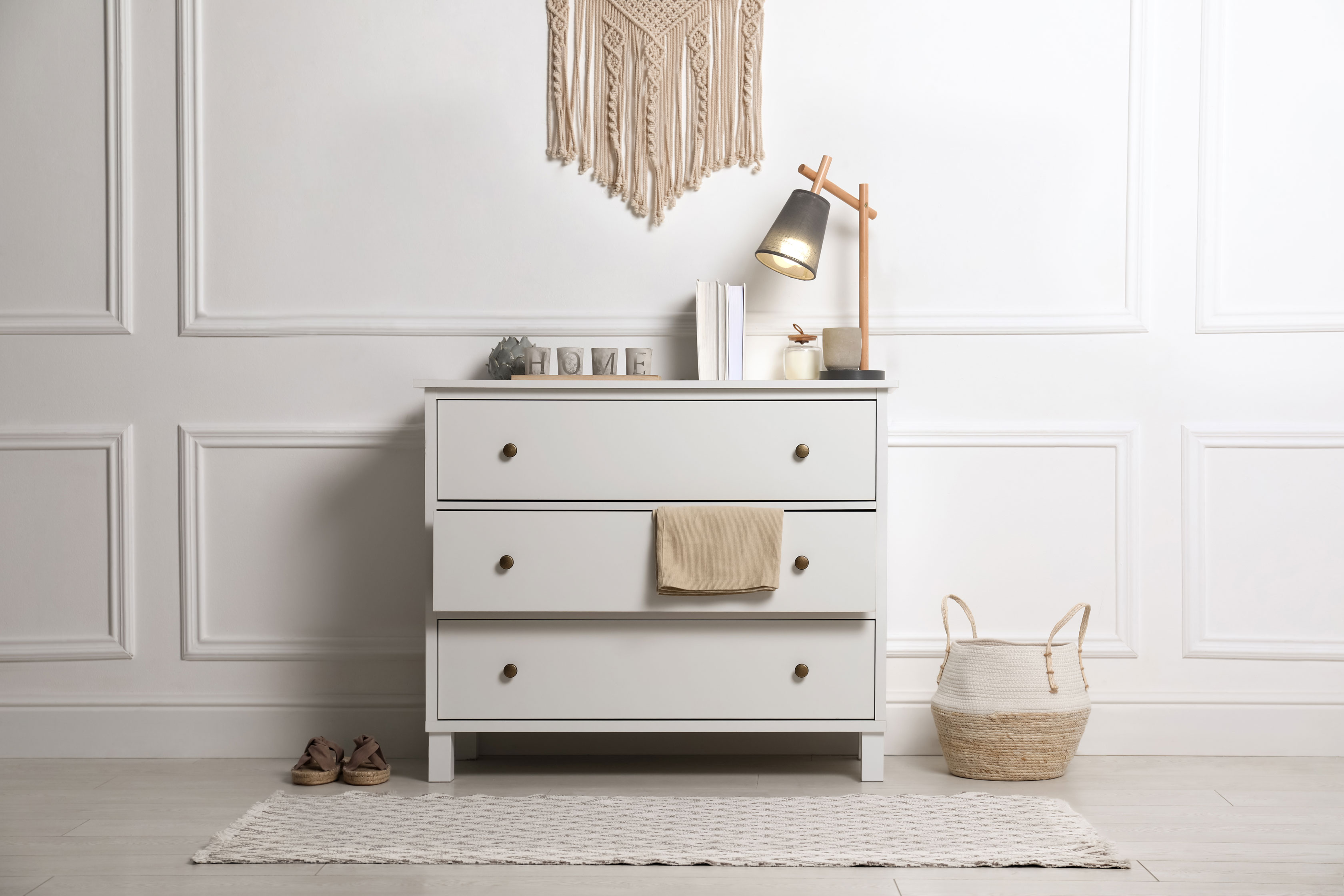 Massivholz Kommode in weiß und Dekorationselemente im Boho Stil
