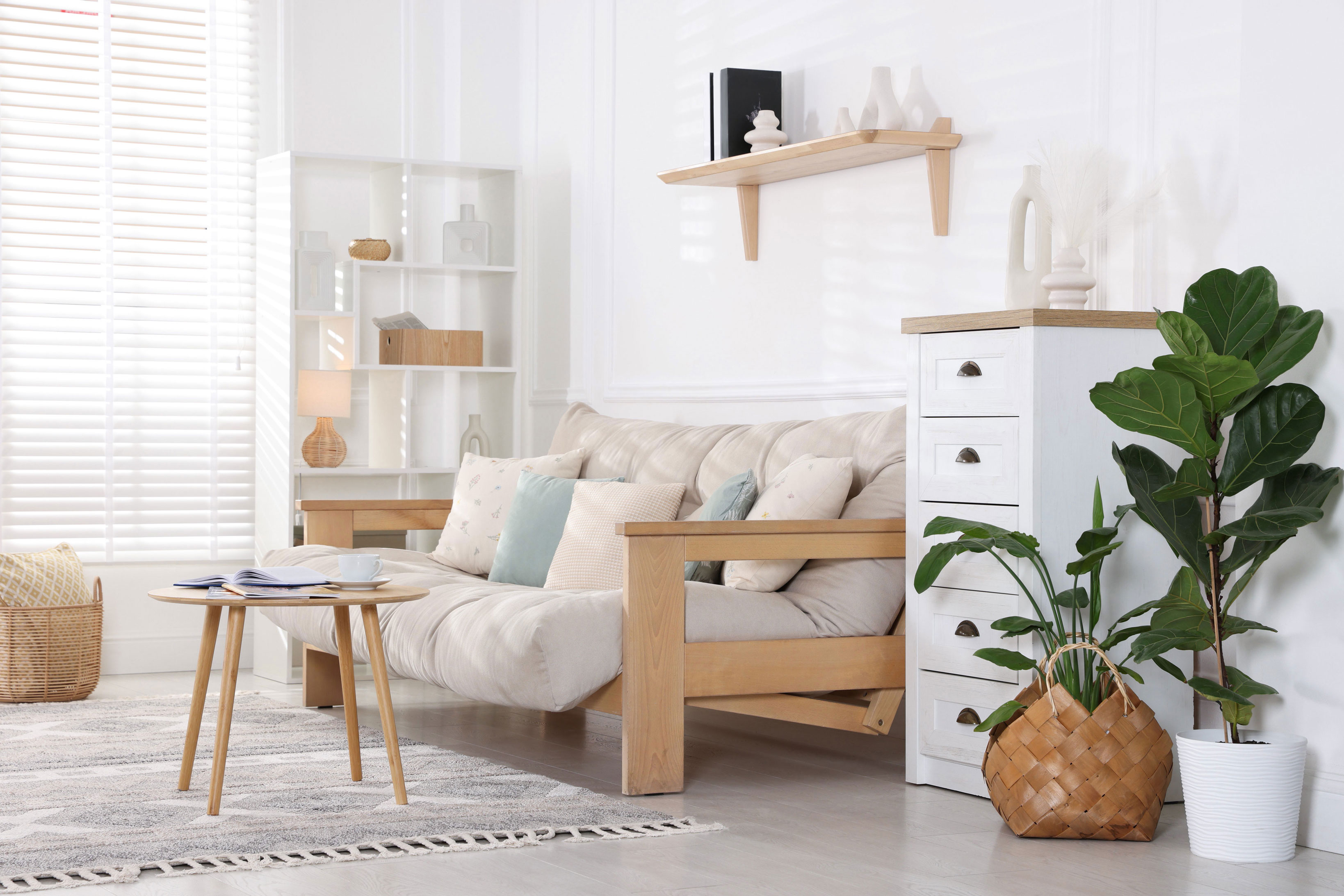 Wohnraum Wohnzimmer mit Massivholzmöbeln und hellen Elementen kombiniert